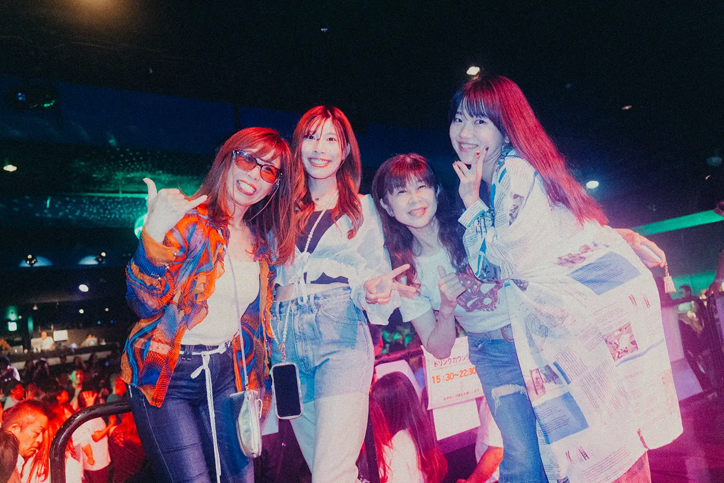 娘を連れて遊びに来た、東亜リアルタイム世代のお母さん2人。娘たちはお母さんの影響からローラーダンスを習ううちに、80’sカルチャーに興味をもち、「Back To The 80’s 東亜」にもハマったのだという。「クラブよりもオープンでフレンドリーな雰囲気が好き。踊り方がわからなくても、みんなが教えてくれる」と語ってくれた