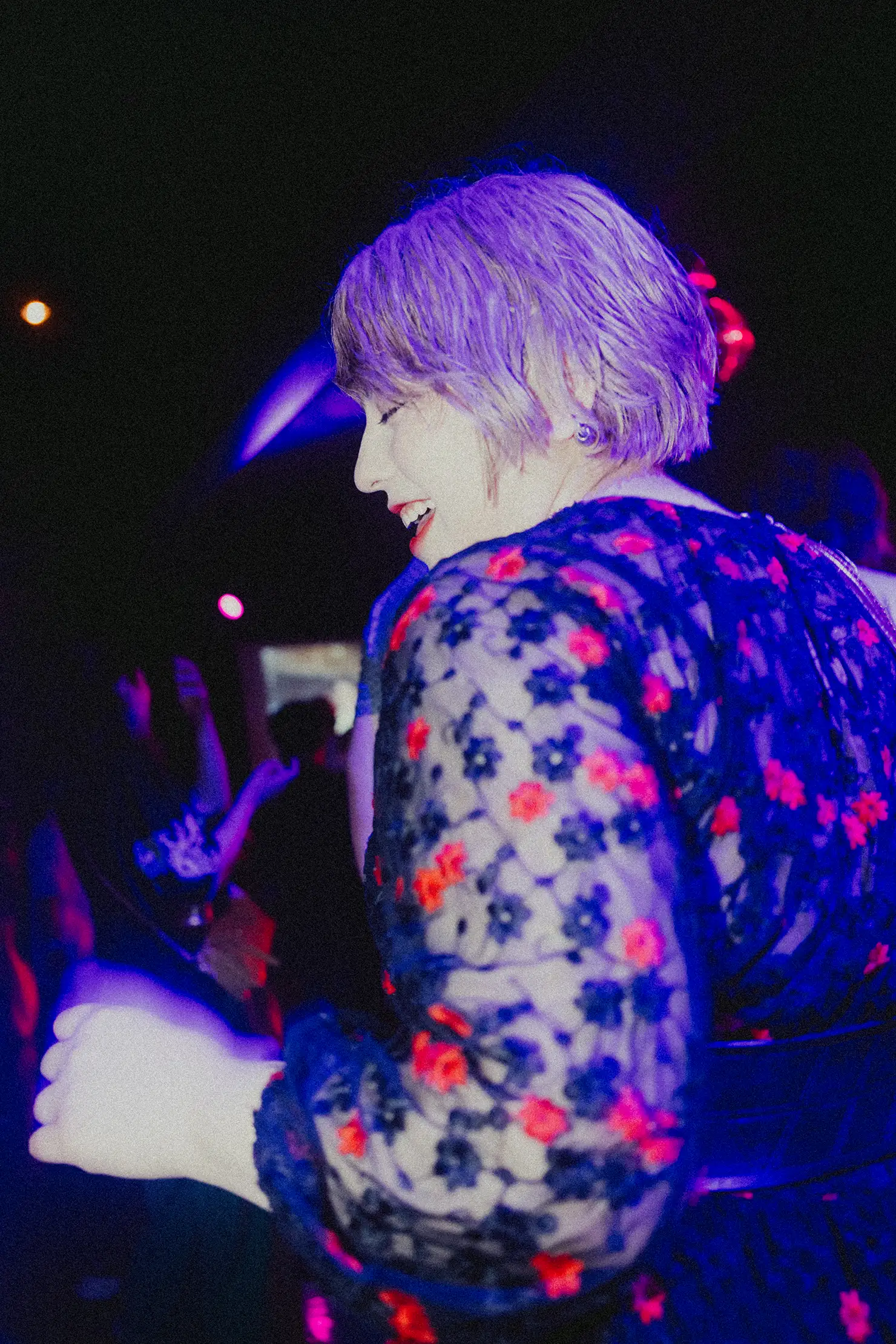 この日の取材には、都内で若手DJとして活躍する傍ら新宿三丁目でDisco Devil(2025年9月27日閉店予定)というバーを営むHannahさんが同行してくれた。「Back To The 80’s 東亜」の、クラブにはない盛り上がり方に刺激を受けたよう