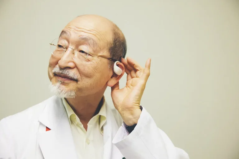 耳の中にカビが生えるって本当？耳掃除はやりすぎ厳禁？——耳鼻科医・石井正則先生に質問してみた【前編】