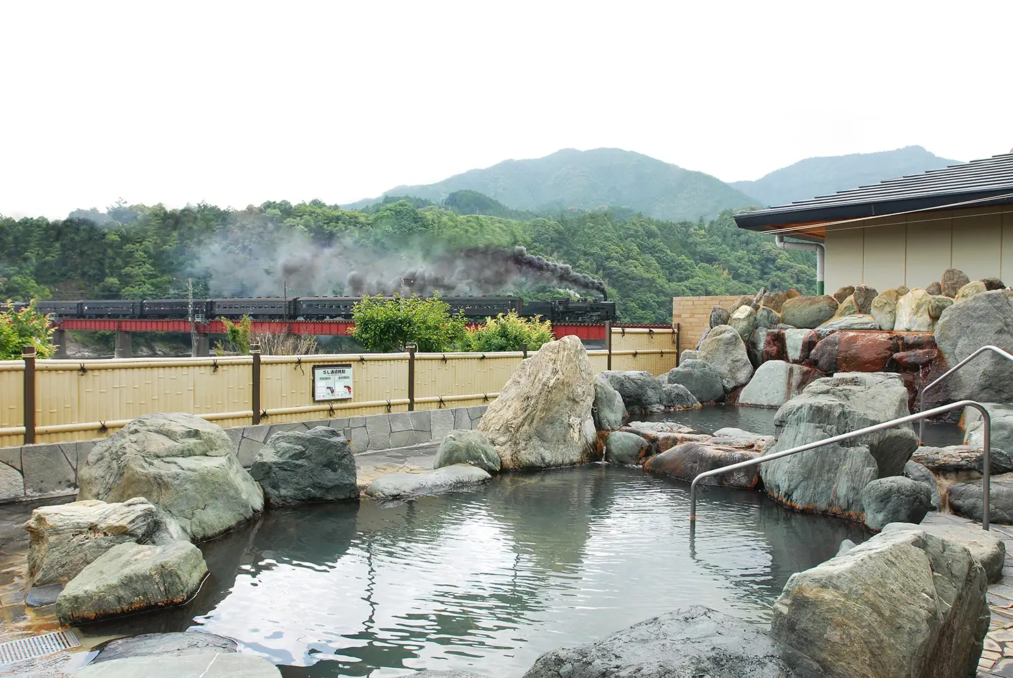 SLの見える露天風呂がユニーク「川根温泉 ふれあいの泉」