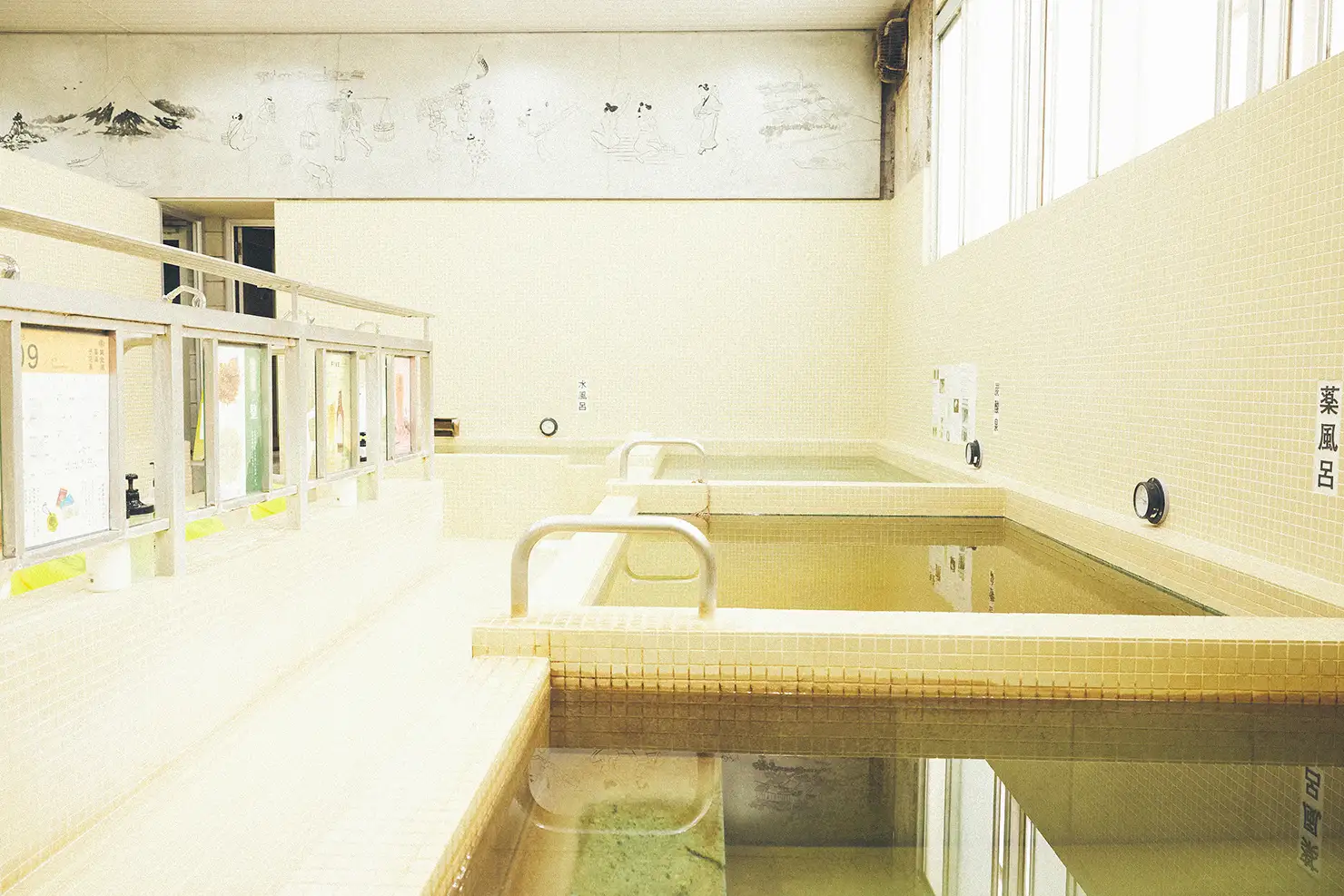 お風呂は日替わりの薬湯(40℃)、炭酸泉(36℃)、水風呂(18〜20℃)の3種類