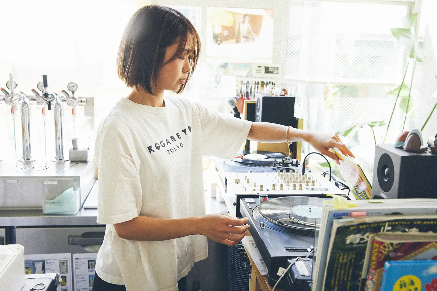 20〜30代のスタッフの中には、黄金湯で初めてレコードに触れる人も