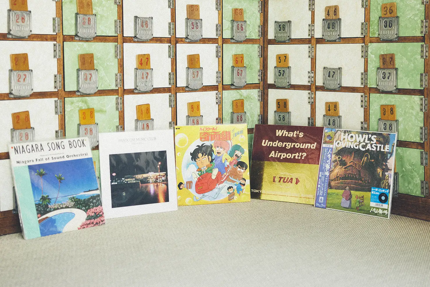 黄金湯スタッフのお気に入りレコード。左から『NIAGARA SONG BOOK』(大瀧詠一)、『DREAM WALK』(パソコン音楽クラブ)、『ハイスクール!奇面組 音楽組』、『TOKYO UNDERGROUND AIRPORT/What’s Underground Airport!?』(砂原良徳)、『ハウルの動く城 サウンドトラック』(久石譲)
