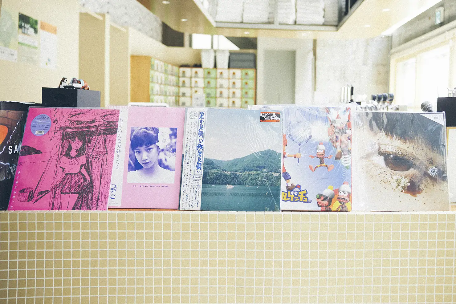 黄金湯スタッフのお気に入りレコード。左から『ないあがらせっと』(ないあがらせっと)、『ねえみんな大好きだよ』(銀杏BOYZ)、『暑中見舞い/残暑見舞い』(工藤祐次郎)、『サルゲッチュ』(寺田創一)、『祝祭』(カネコアヤノ)