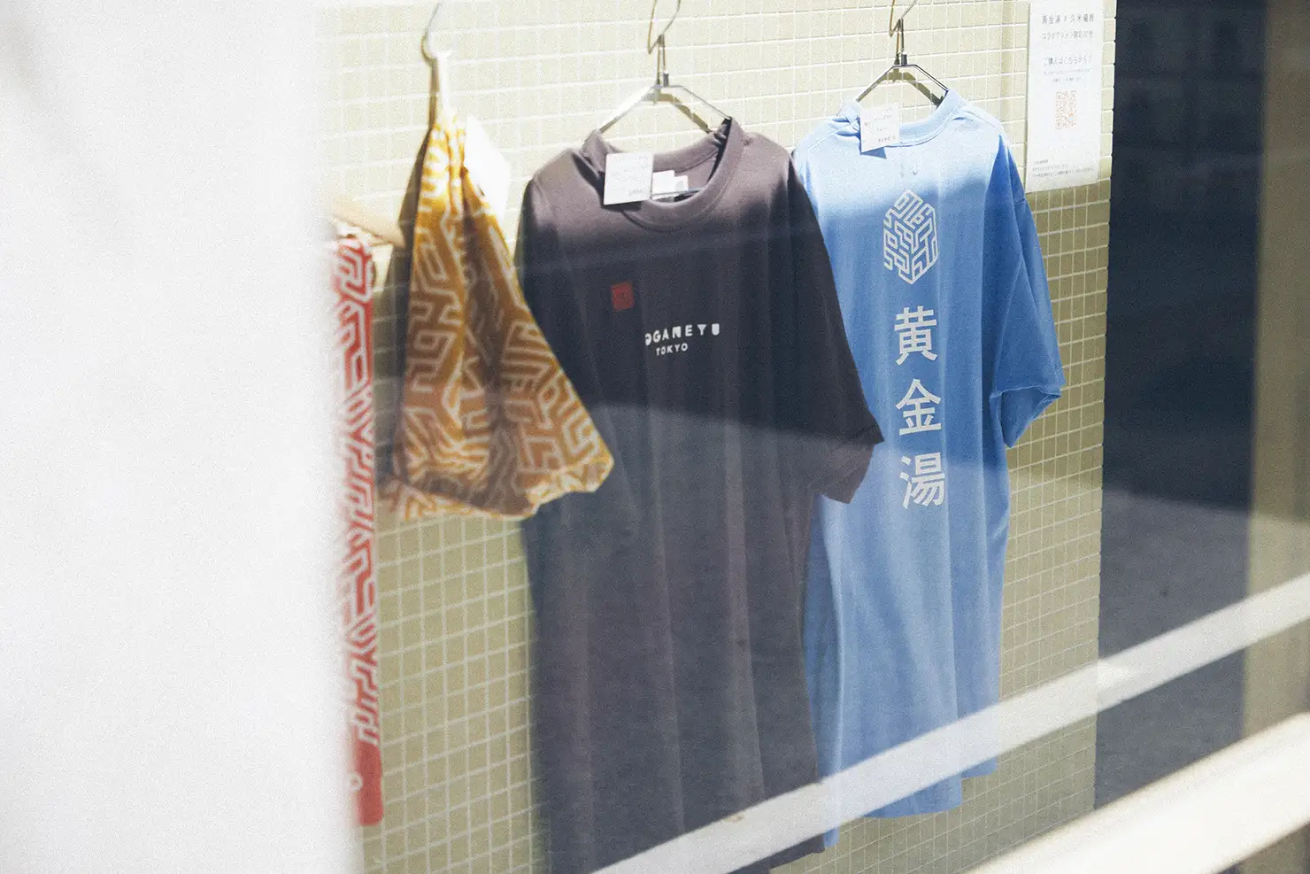 Tシャツや手ぬぐいなど、オリジナルグッズも販売