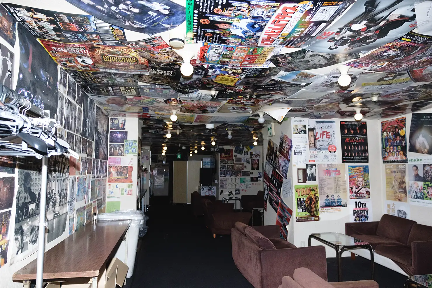 「地層」と呼べる最たるものが、味園ユニバースの楽屋である。壁と天井に何層にも貼られたフライヤーやポスターは、ユニバースがライブハウスになる以前のものも多くあり、大阪の音楽史を伝える資料館の様相を呈している