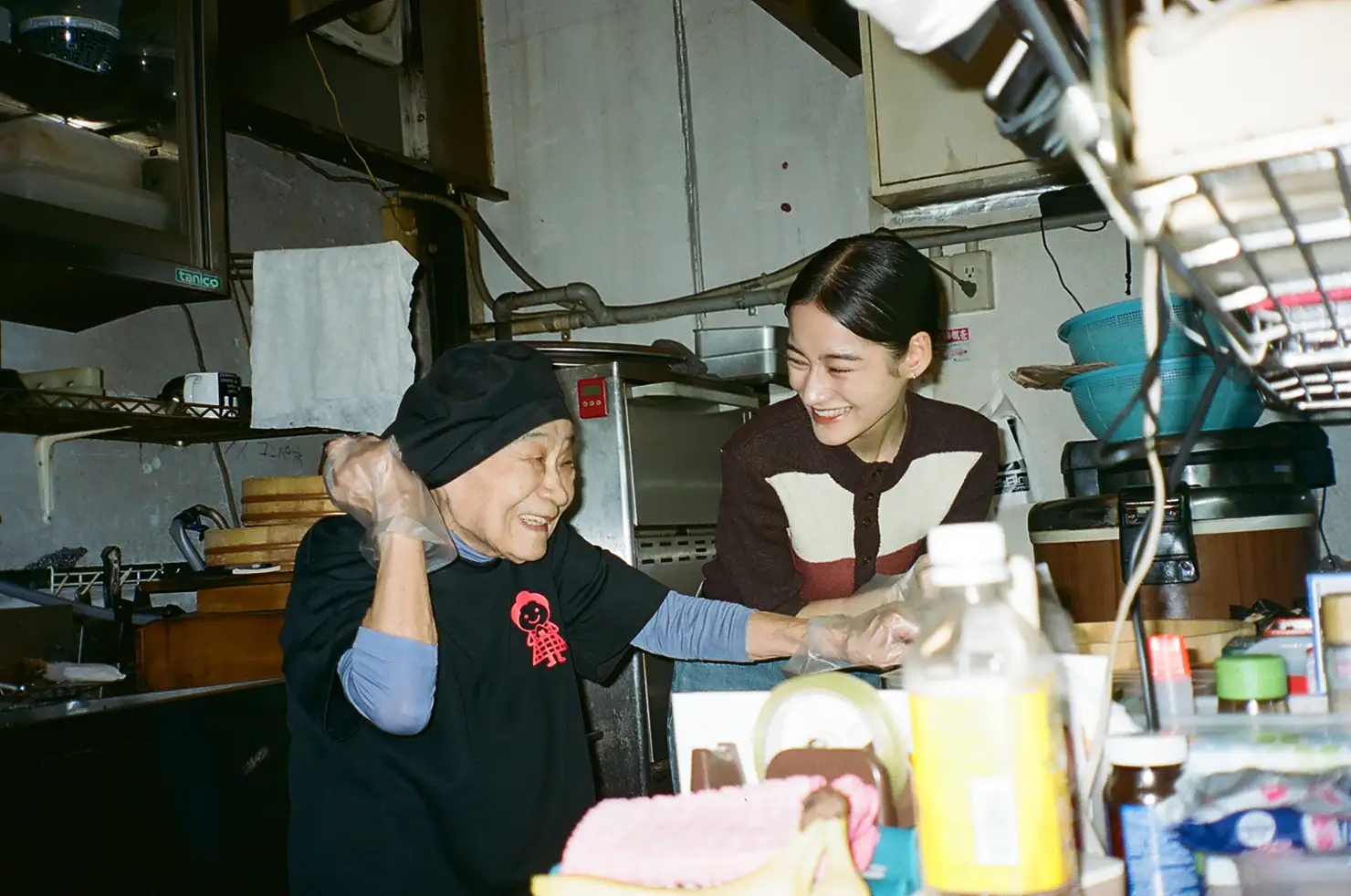 Omusubi Teshimaの弘子さんは、半世紀以上おにぎりを結び続ける。その様子は、Instagramでも人気を集める