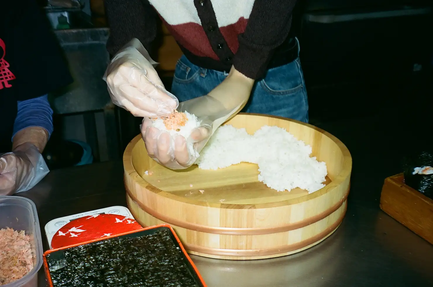 Omusubi Teshimaのぴかぴかのお米は、新潟産のコシヒカリを使用している