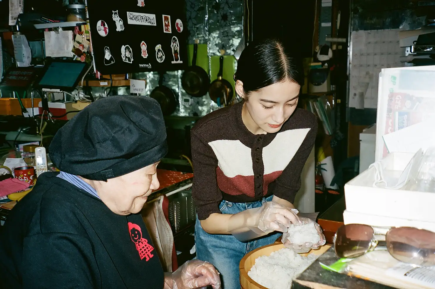 弘子さんのレクチャーを受けて小竹さんも実践