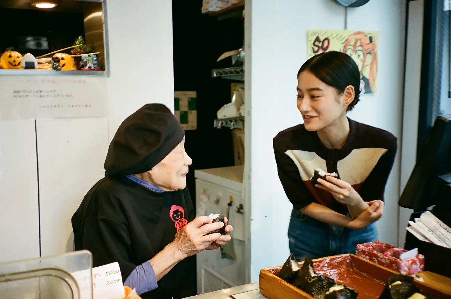 撮影中も話に花が咲く弘子さんと小竹さん