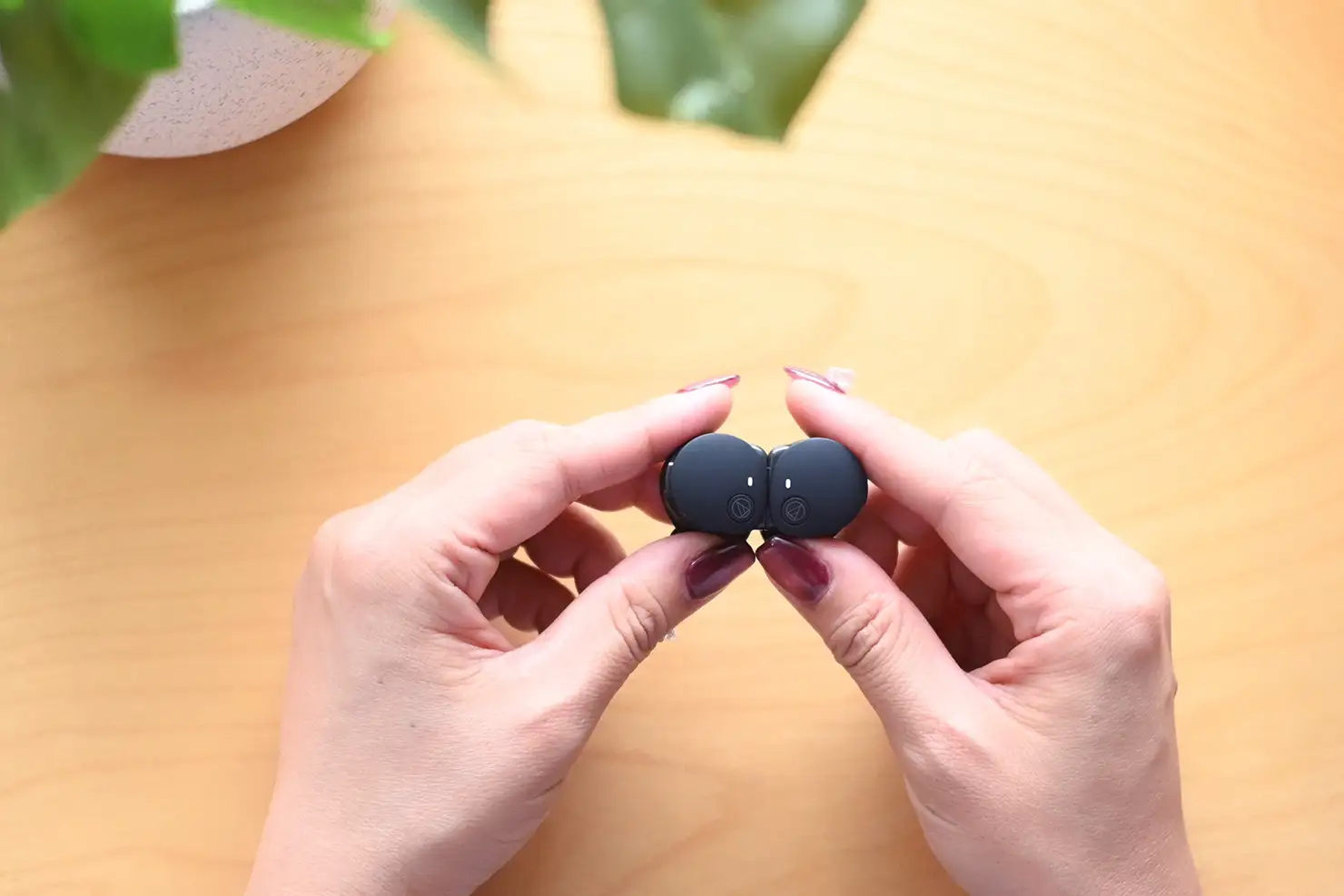 マグネティックスイッチとは、イヤホン同士をカチッとくっつけることで電源をオン/オフできる機能