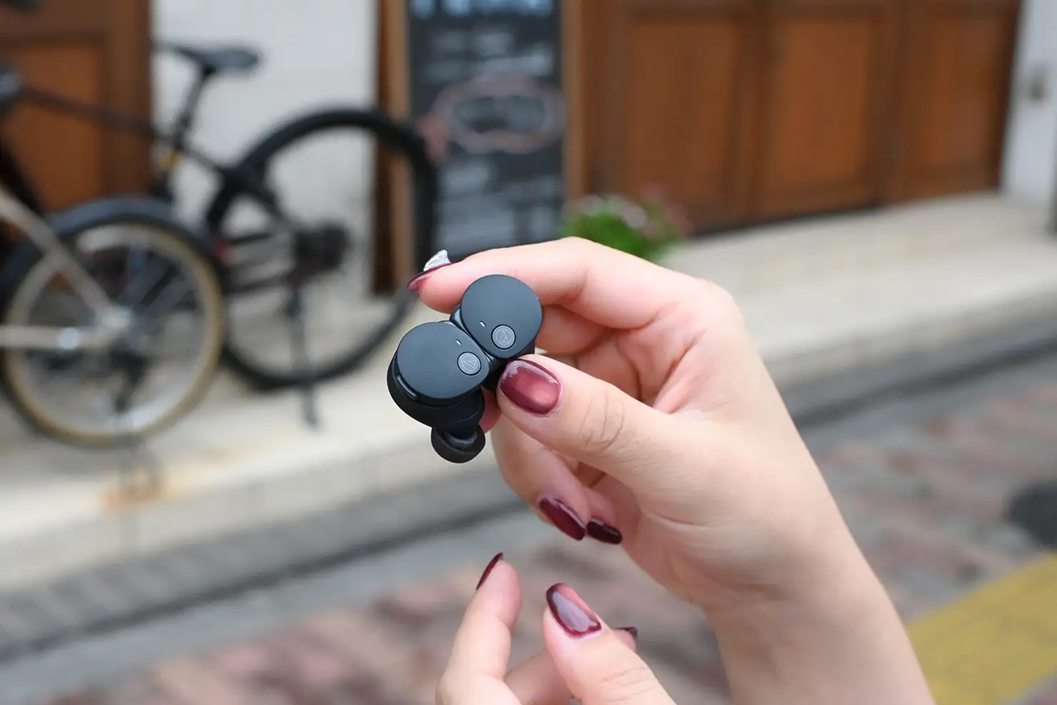 マグネティックスイッチのおかげで、イヤホン同士をくっつけるだけで電源がオフにできる