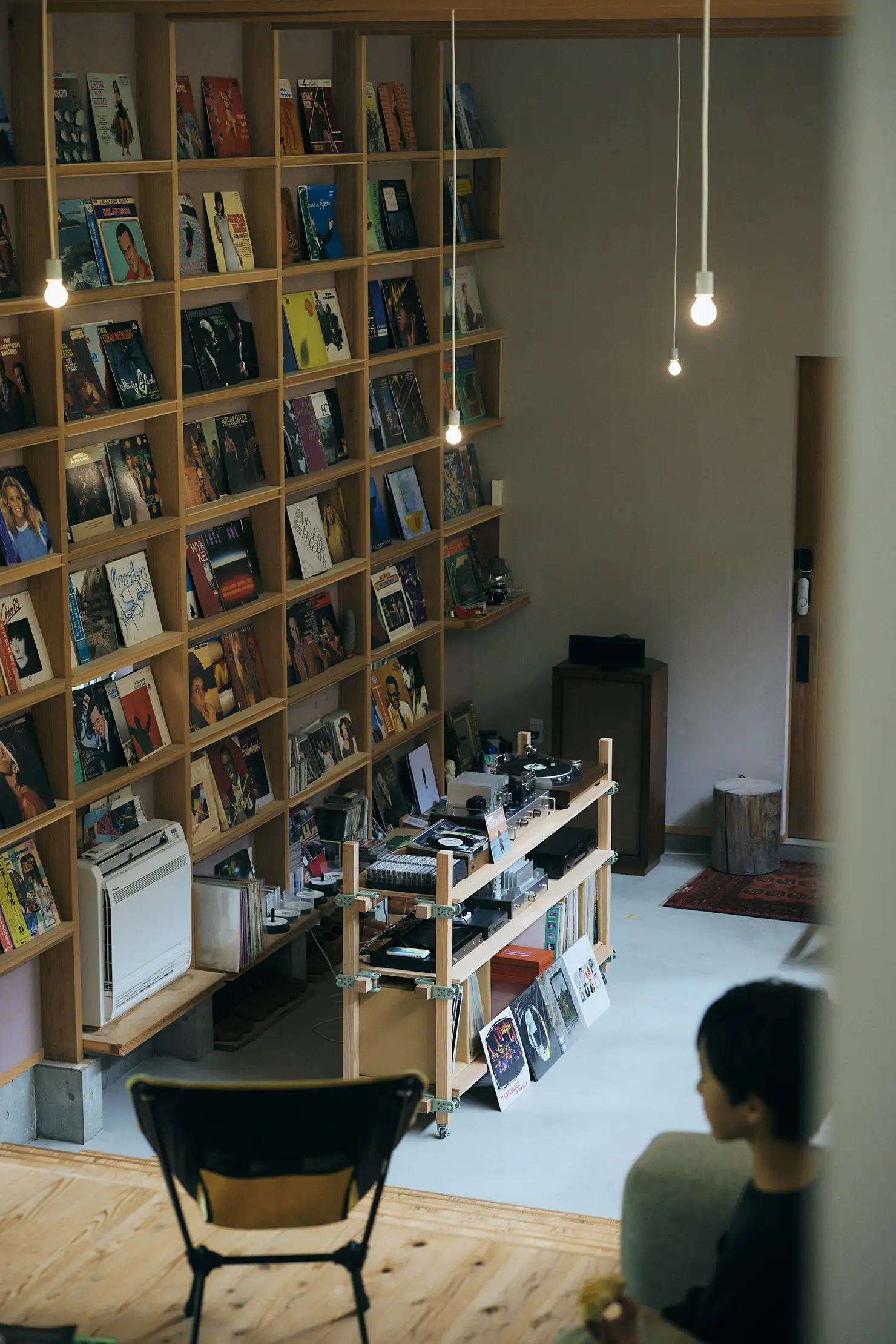 Villageのギャラリー兼オーディオルーム。以前はがらんとしていた備え付けの本棚は、大量のアナログレコードで埋められている。