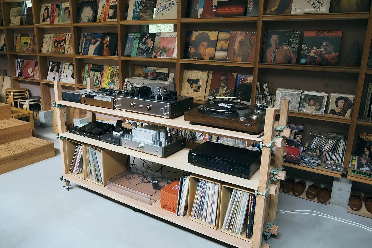 清田さんがDIYで作ったラックに収まるシステム全景。メインの出力源となっているレコードプレイヤーはDENON(デノン)のDP-50M。「アンプ以外、高価なものは一切使っていないです。オーディオは沼だからね」とのこと。