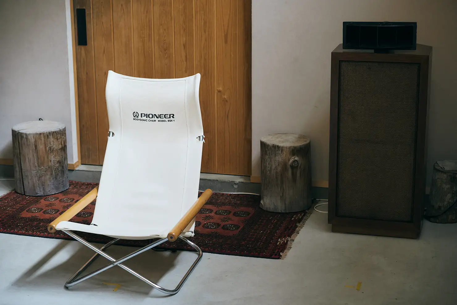 おそらく80年代に販売されていた、Pioneerのロゴが配されたニーチェア。ヘッドレストが高く、ゆったり聴くリスニングに最適。