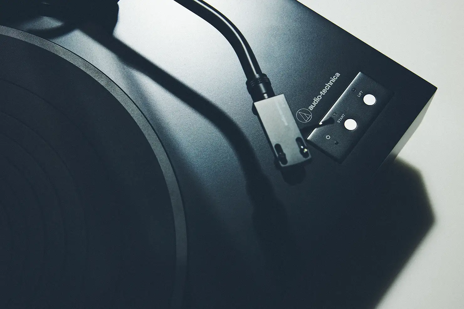 レコードの再生が終わると、トーンアームが自動で上がってプラッターの回転が停止するオートストップ機能