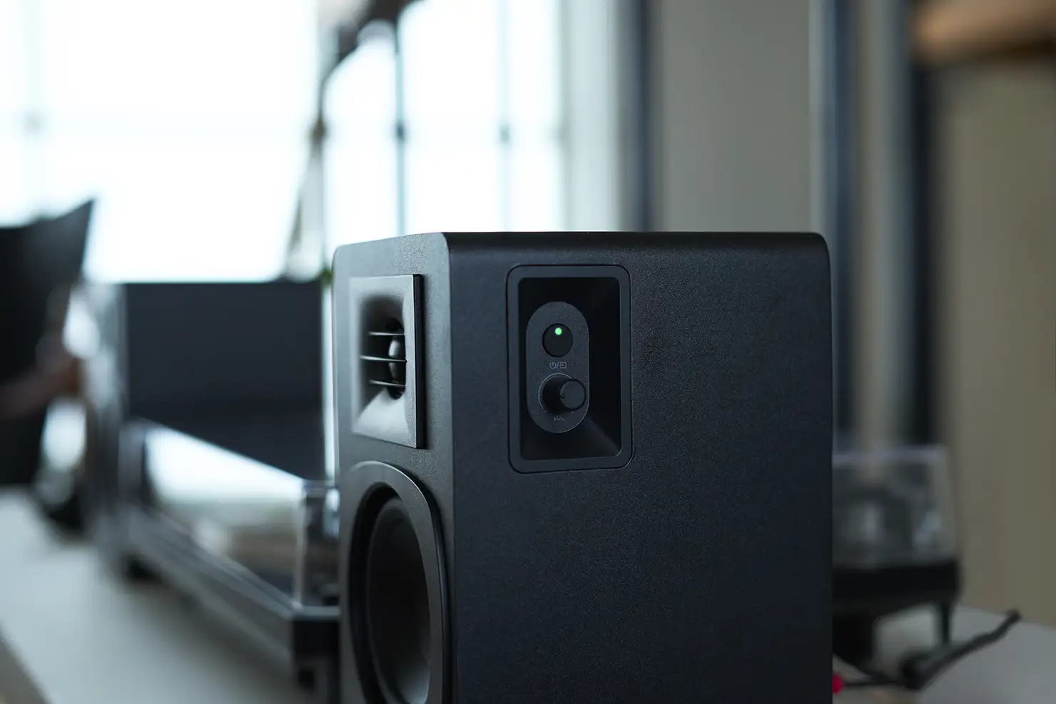 インシュレーター／スパイクの種類を変えても音の違いがはっきりと分かるだけの、器の大きさを持ったスピーカー