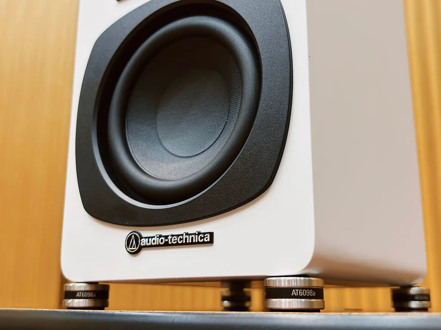 スピーカーの実力を引き出すインシュレーター活用術【前編】〜ハイブリッド型3種を聴き比べ