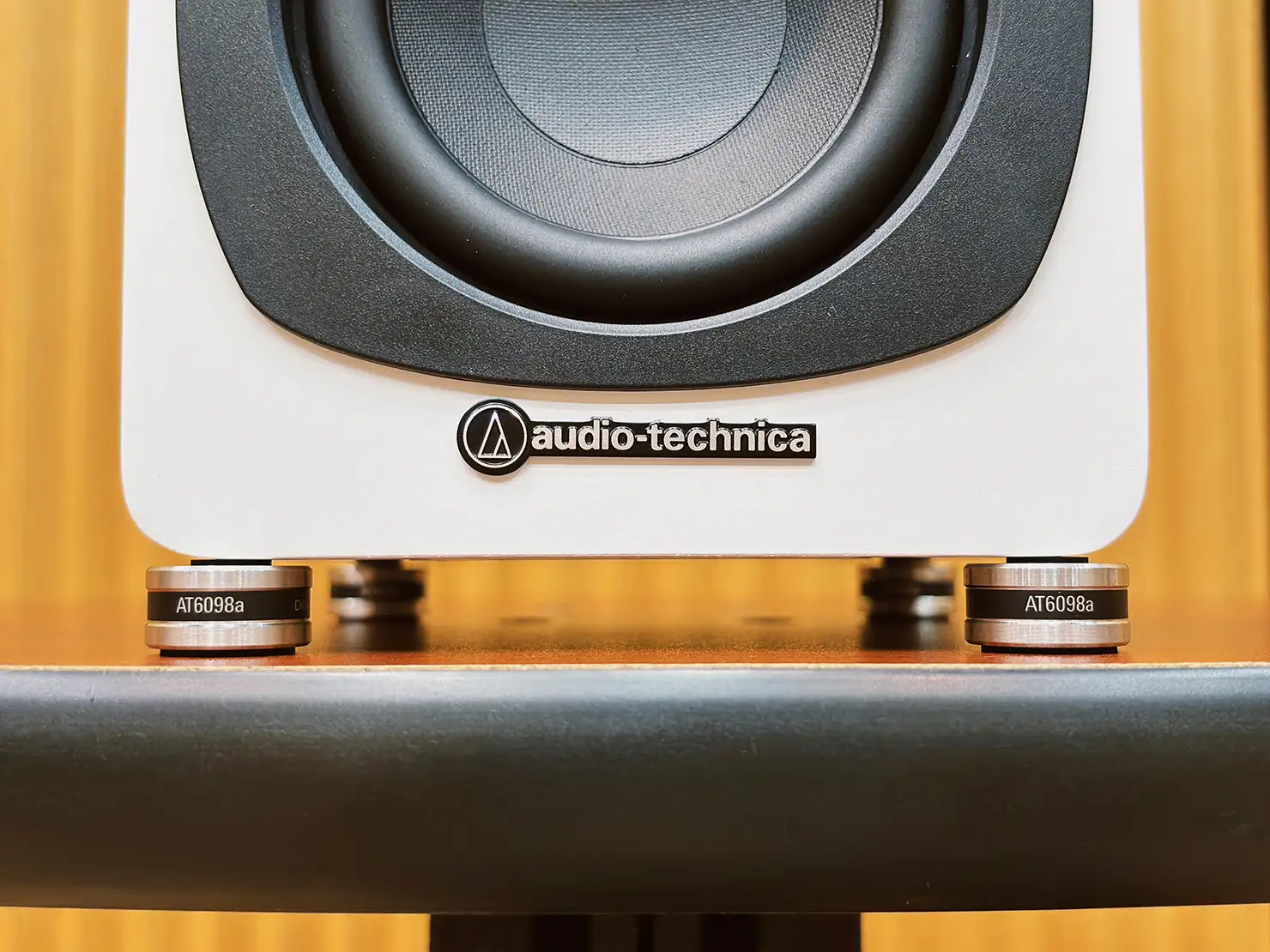 スタンドの天板とスピーカーの底板が接触して、キャビネットが自由に振動することを妨げていたのが、インシュレーターを挟むことによって解放され、より自然に鳴る