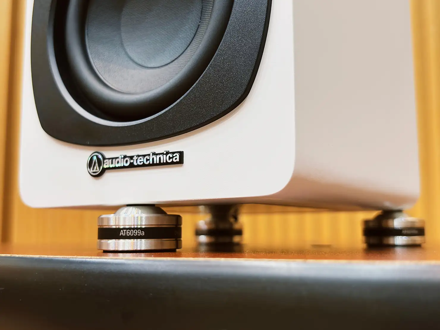 AT6099aはAT-SP3Xよりもっと大きなスピーカーを支えるために開発された製品なのでしょう