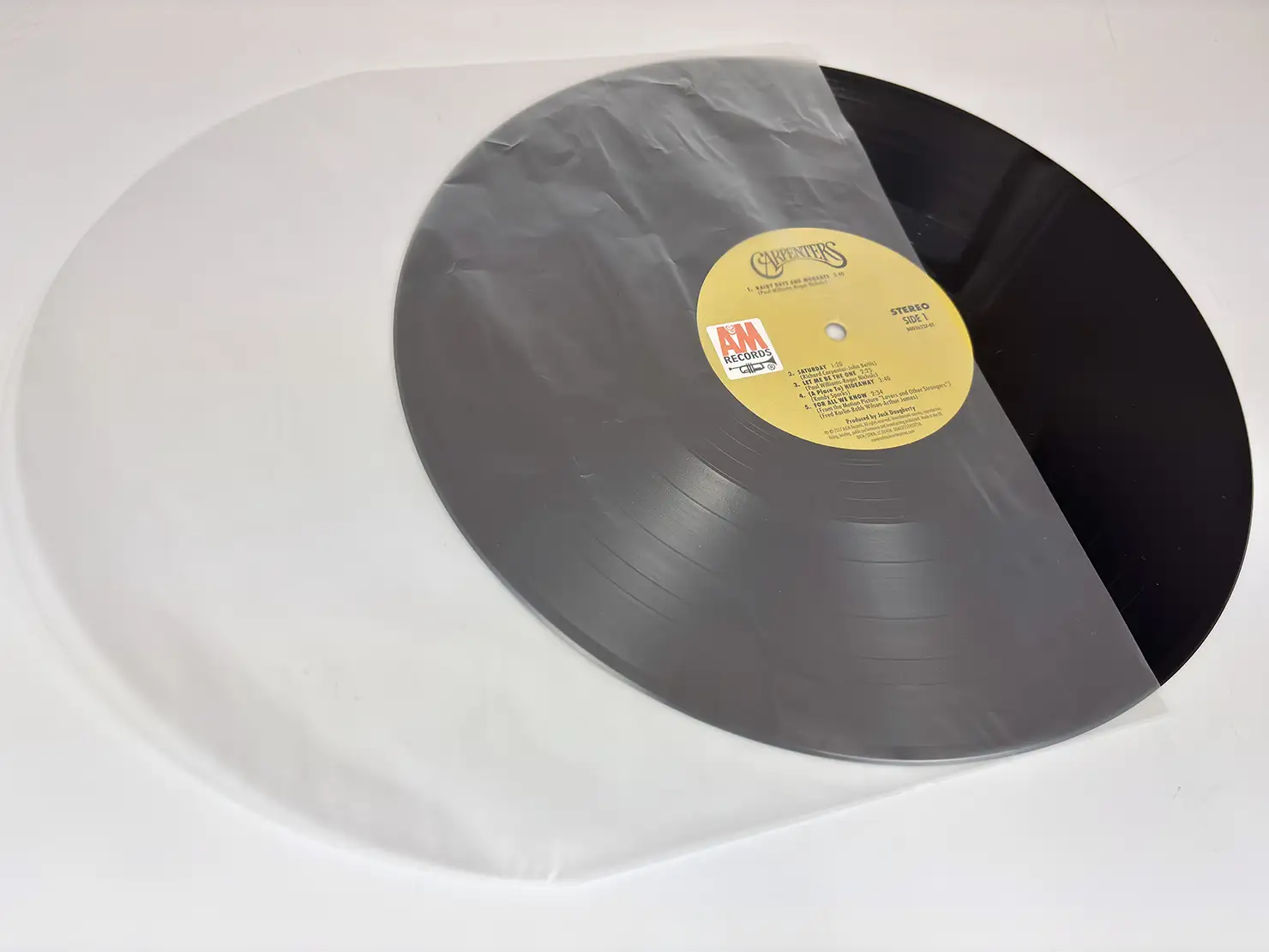 国内盤のレコードを買うとほとんどの場合、半透明の内袋にレコードが収められています