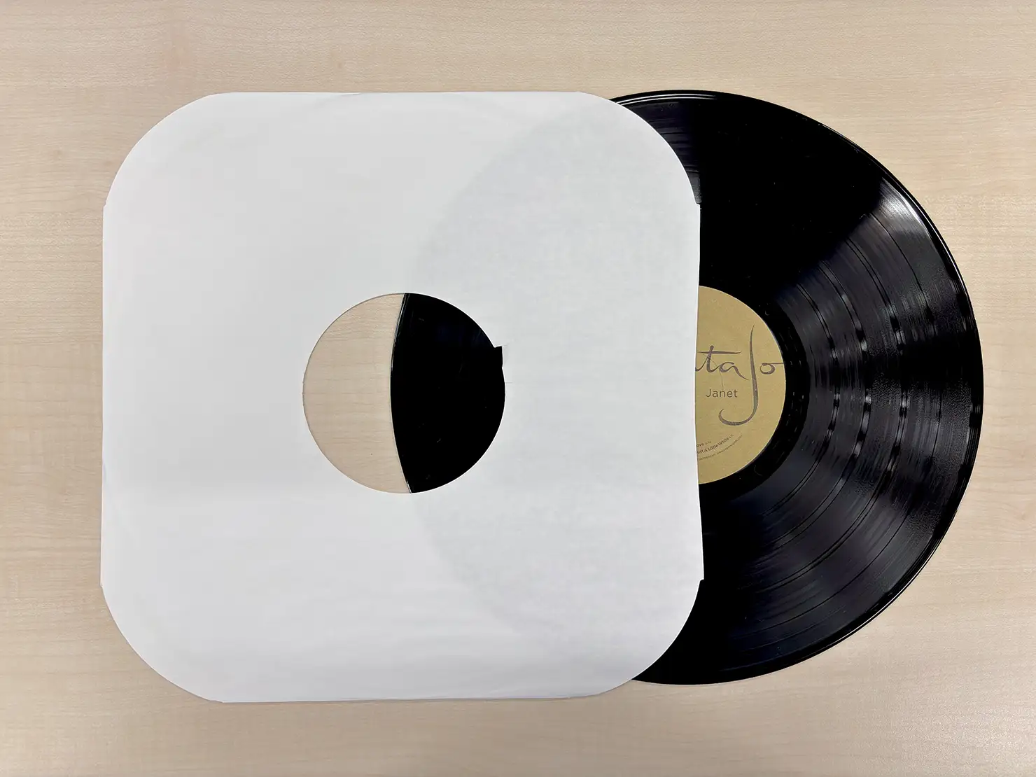 レコードを紙製の内袋へ入れてやるのがいい