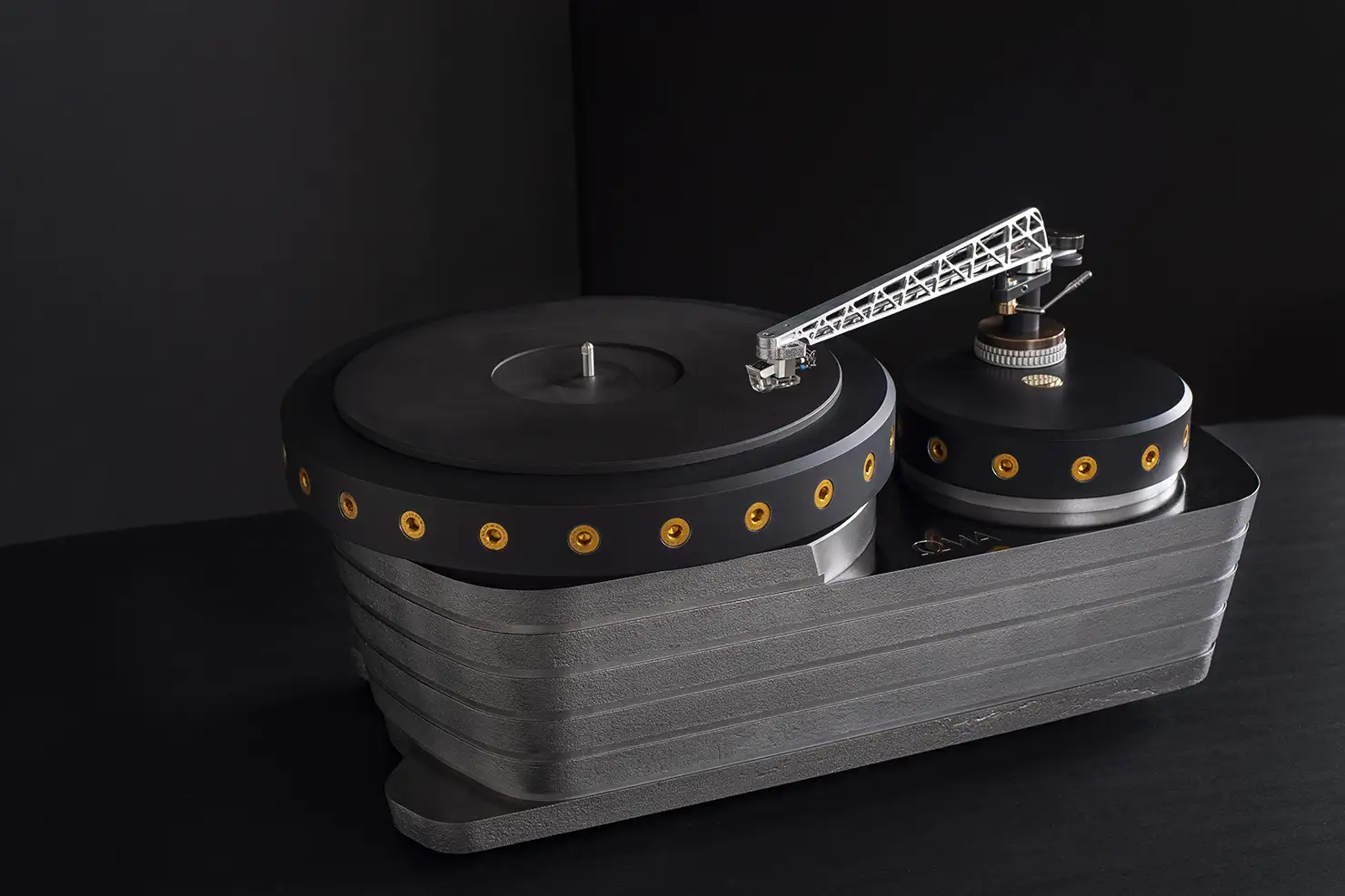 低コストで製造できるため普及したという背景から昨今はベルトドライブ方式が主流だが、OMAは音質を妥協せず、アイドラードライブおよびダイレクトドライブ方式の製品のみを製造している