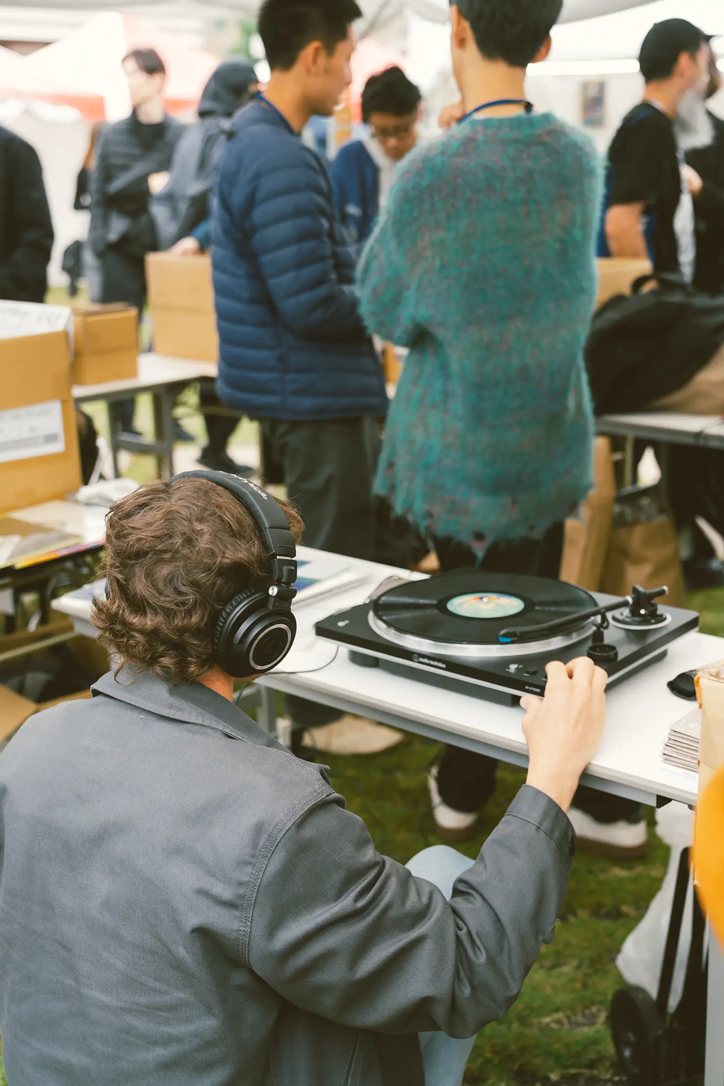 それぞれの出店者の間には試聴機として『AT-LP70XBT』が設置されており、利用するレコードディガーの姿が随所に見られた。
