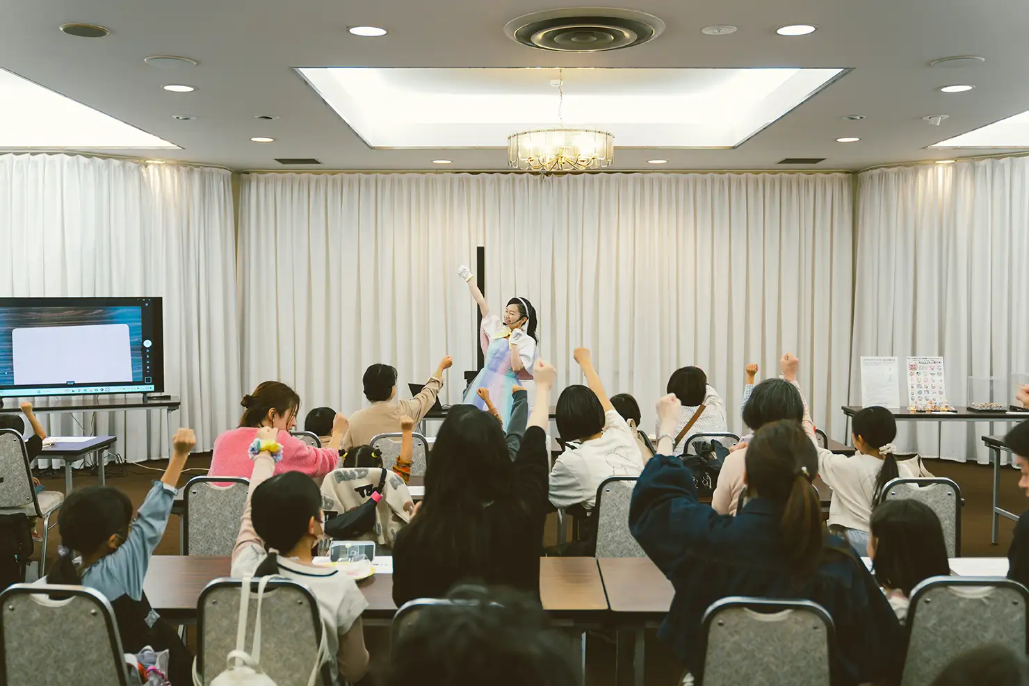 岡田さんの「ねんどでミニチュア〜」という呼びかけに子どもたちは「クッキングー！」と元気に応え、ワークショップがスタートした