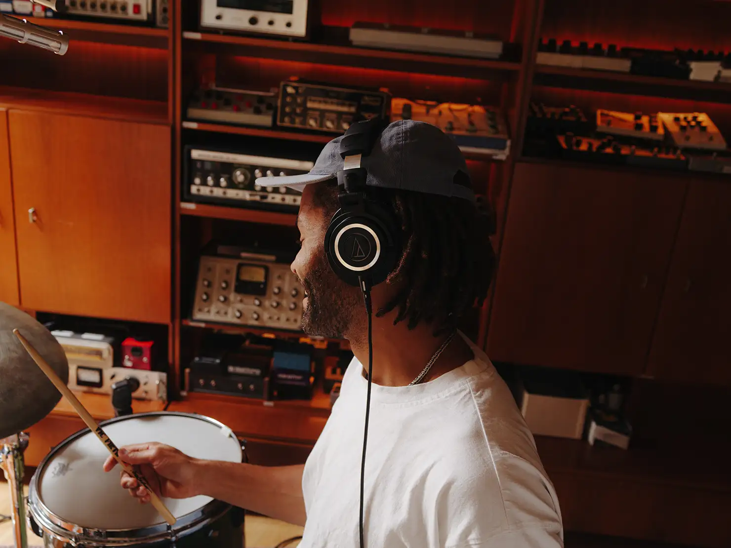 迫力のある低音、自分だけの世界。密閉型ヘッドホンの特徴やおすすめモデル