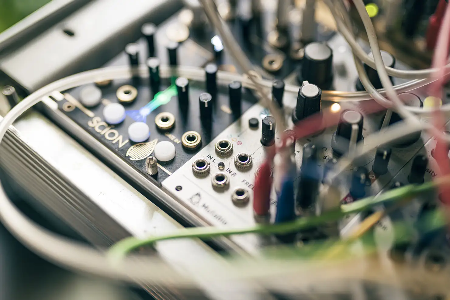 SOMAの一角でサウンドを鳴らし続けるモジュラーシンセ。Bandcampでは、MIRAIGAMILL名義での和泉の作品を聴くことができる