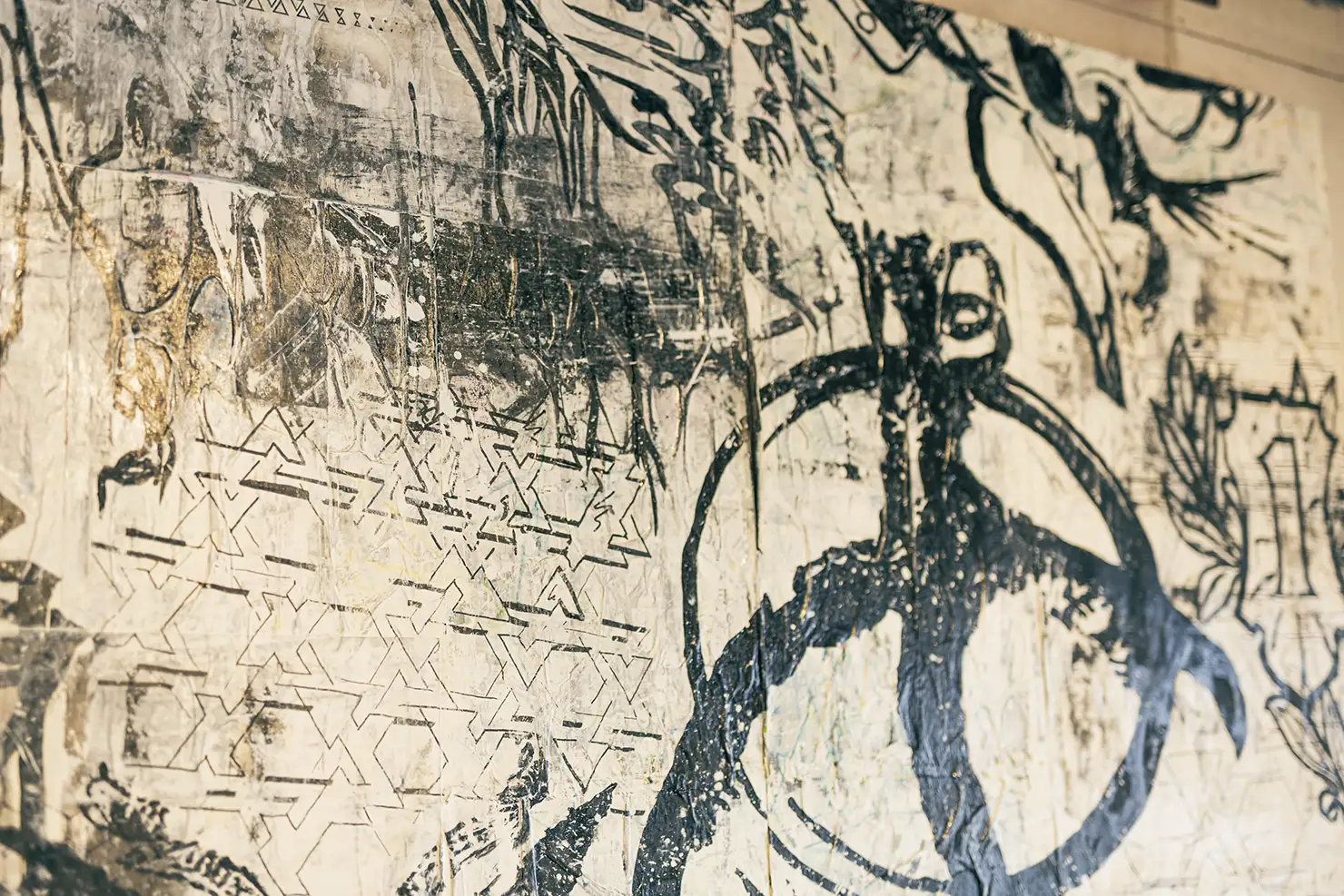 SOMAの店内には、和泉の手がけた巨大な絵画も飾られている