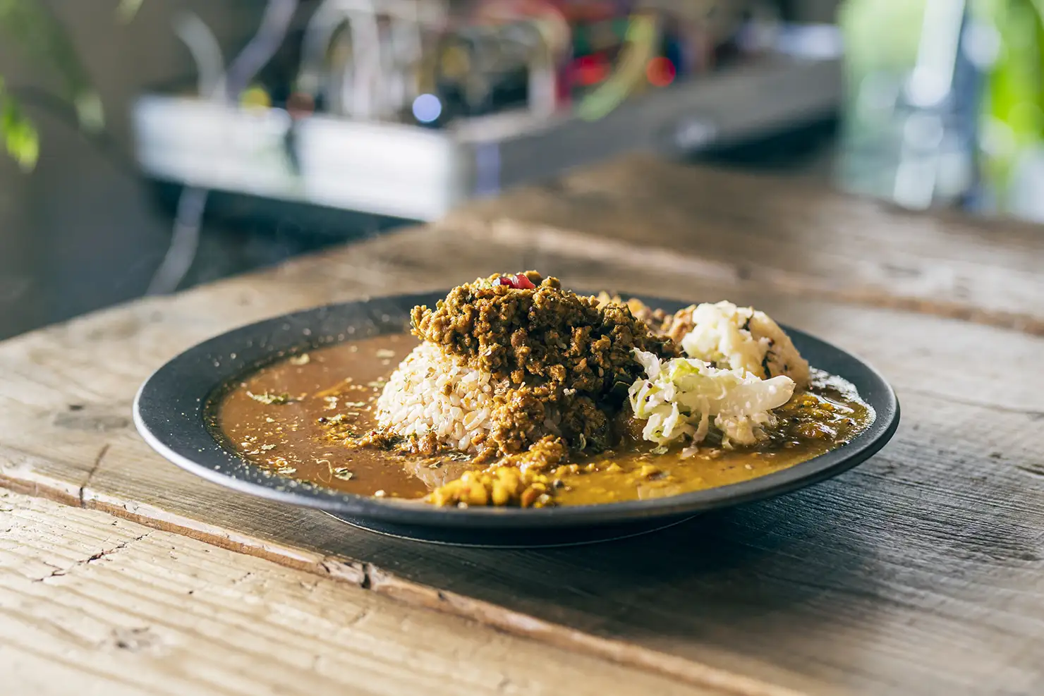 SOMAのスパイスカレー。その味わいは、3つのルゥを混ぜ合わせるごとに味が変化し、即興的で奥深い