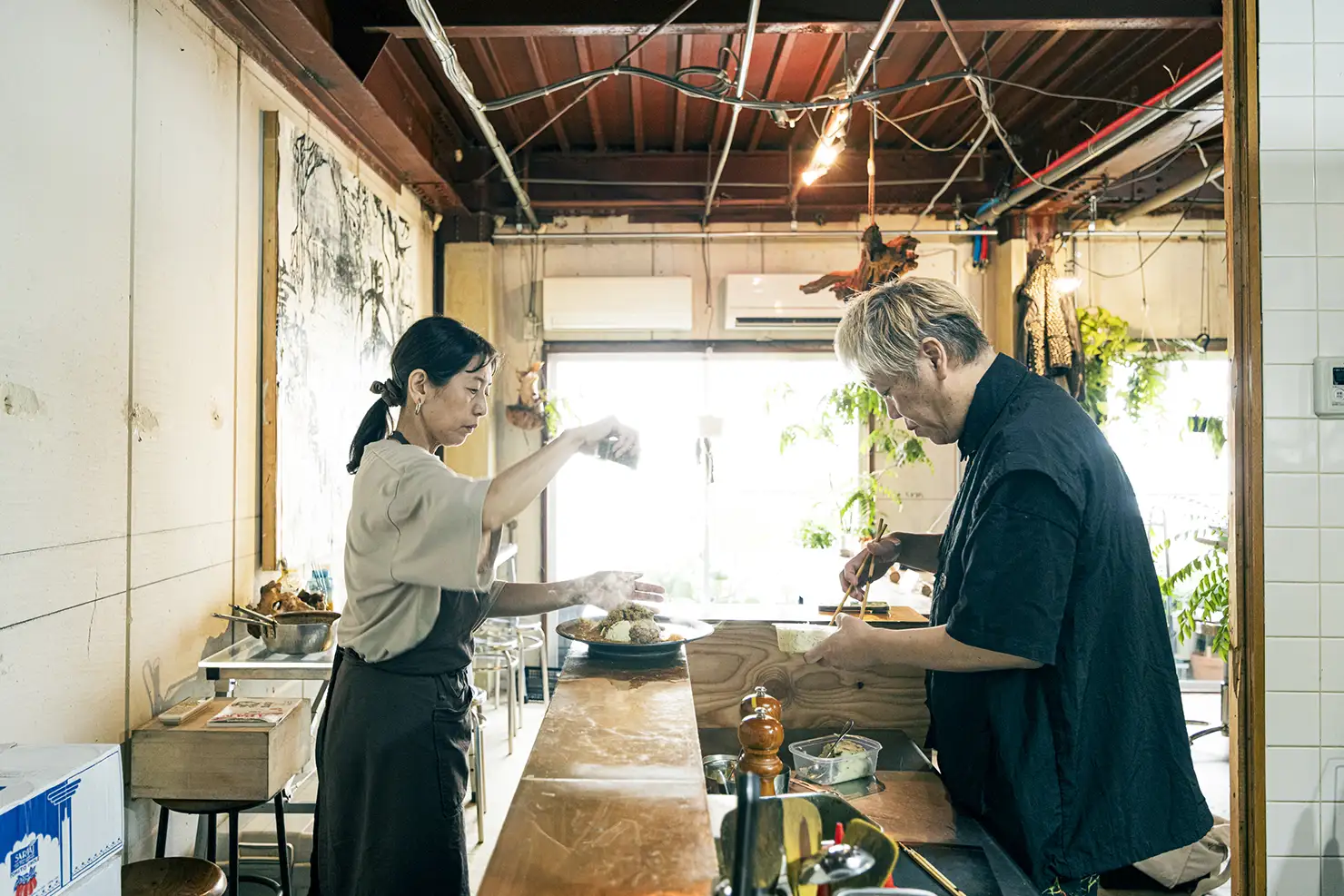 SOMAのカレー作りは妻の淳さんとの共同作業だ