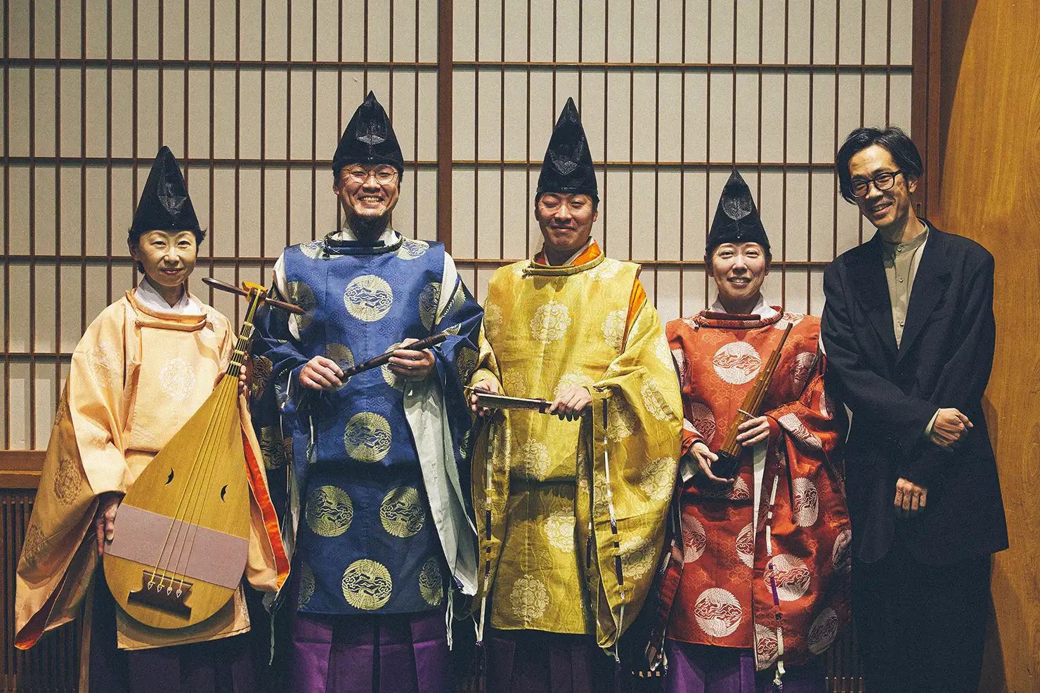 左から、楽琵琶（がくびわ）の中村かほる氏、龍笛（りゅうてき）の伊﨑善之氏、篳篥（ひちりき）の三浦元則氏、笙（しょう）の中村華子氏、石田多朗氏