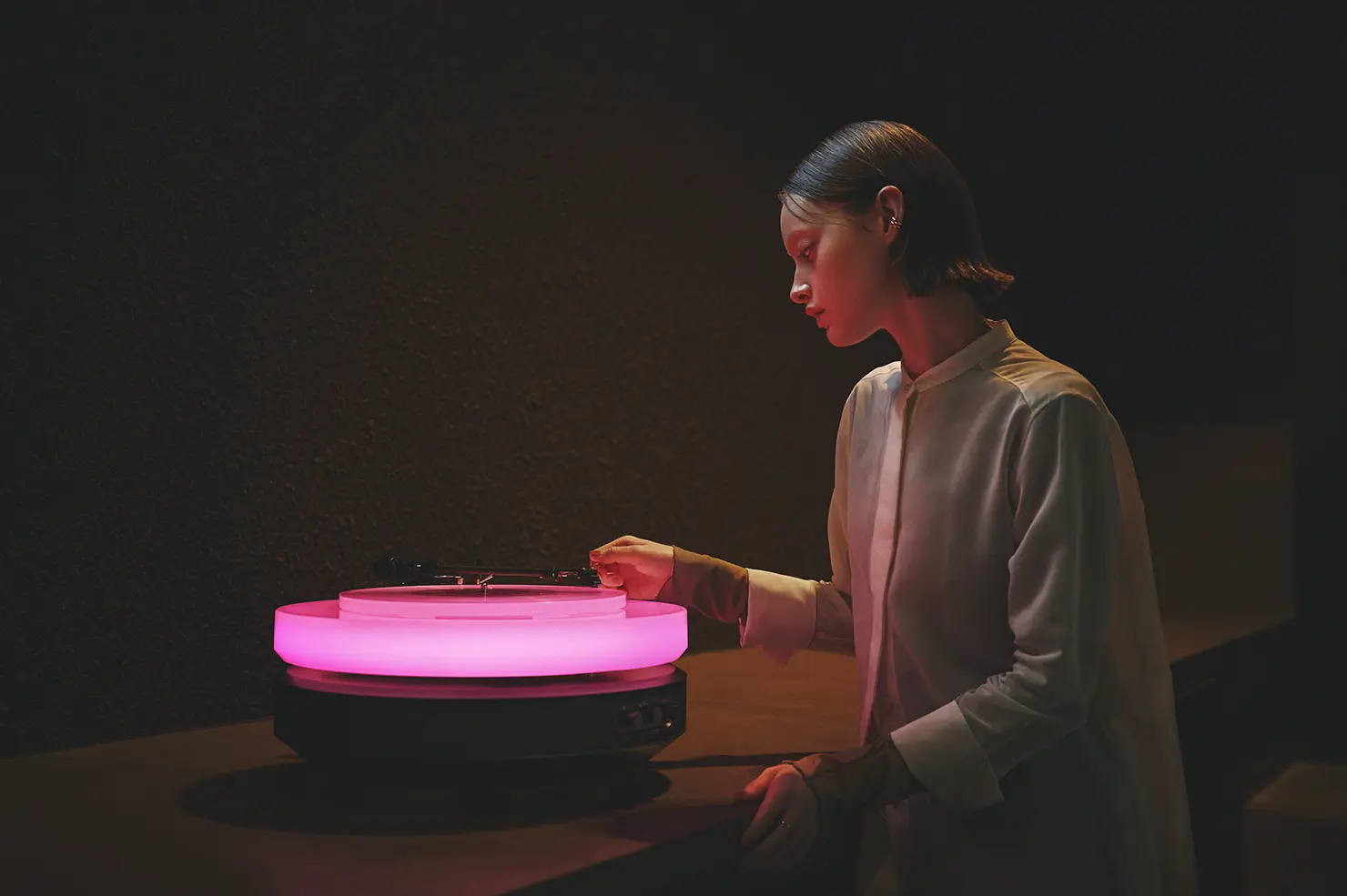 音と光が立ち上げる、新しいアナログ体験。浮遊するターンテーブル『Hotaru』が一般販売へ