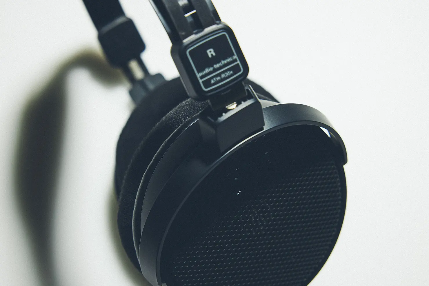 『ATH-R30x』が採用しているのは後者の開放型（オープンバック）