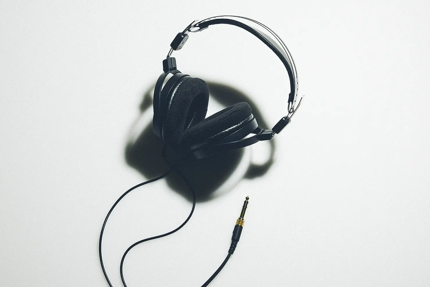 開放型ならではの自然で広大なサウンドステージが、制作者が意図した音のバランスを、ありのままに再現