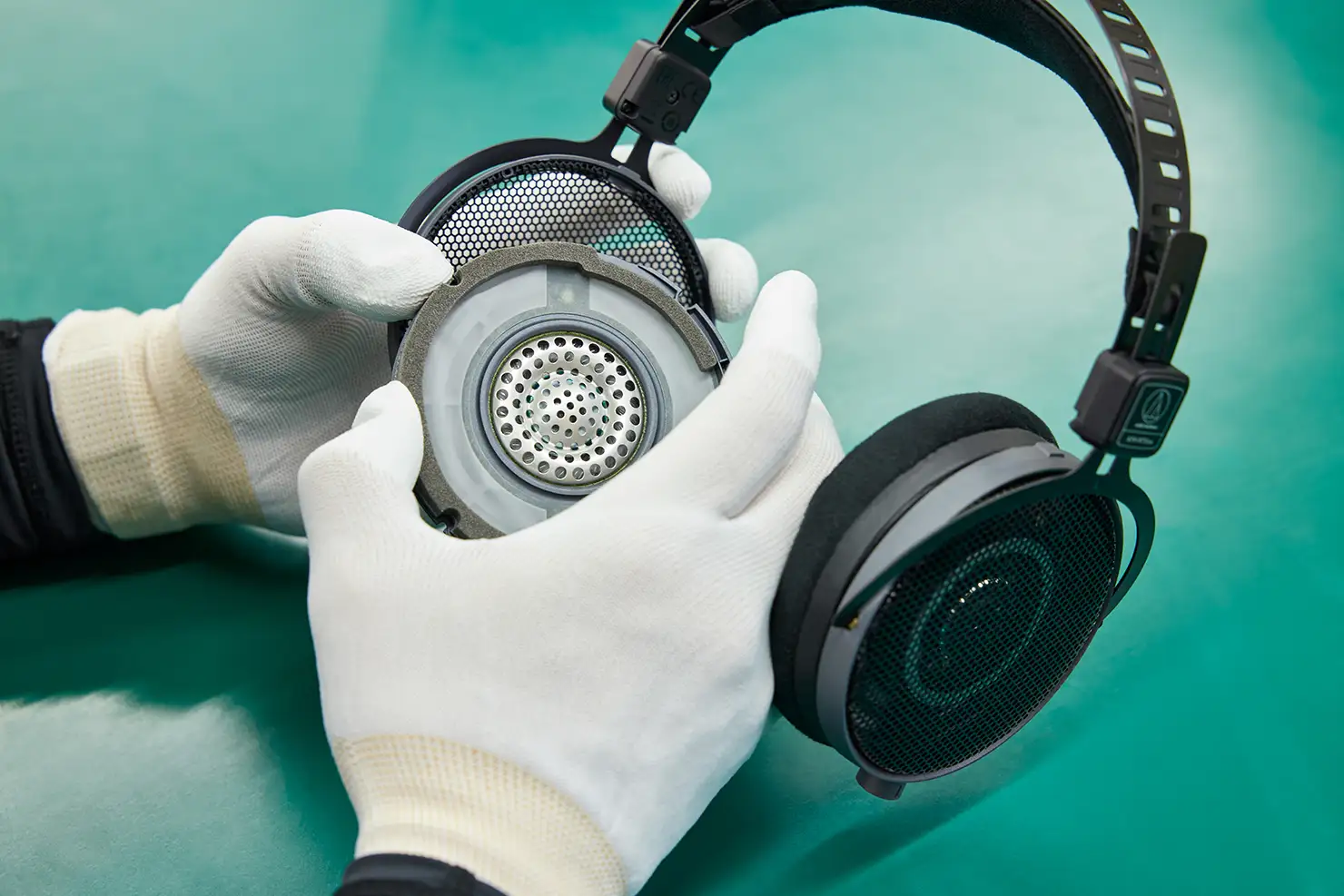 快適な装着感、広がりのある音。開放型ヘッドホンの特徴