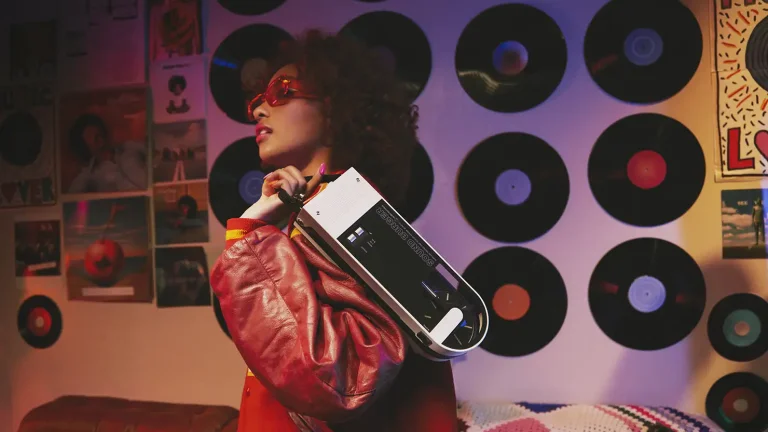 サウンドバーガーはなぜ40年ぶりに愛されるのか ── 初代から最新モデルまで辿る、小型レコードプレーヤーの魅力