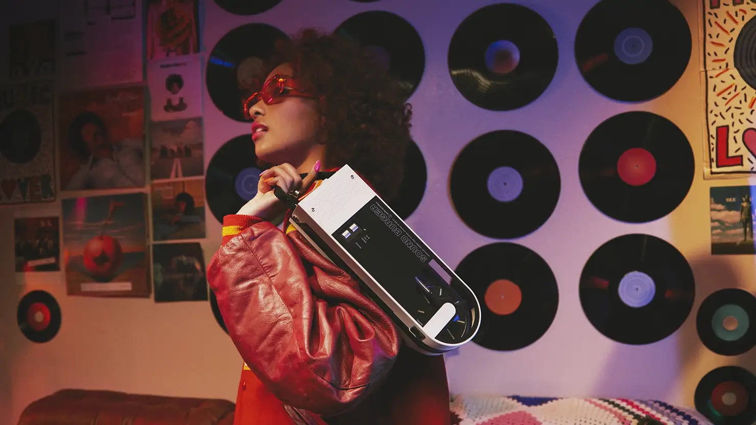 サウンドバーガーはなぜ40年ぶりに愛されるのか ── 初代から最新モデルまで辿る、小型レコードプレーヤーの魅力