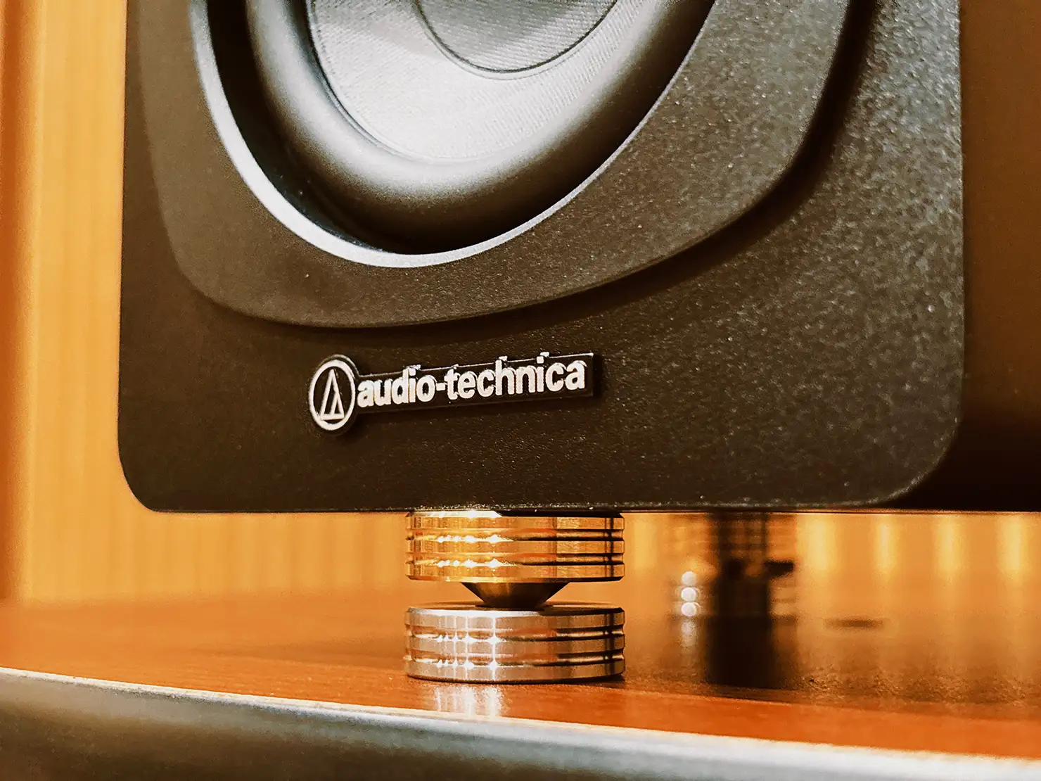 スピーカーの実力を引き出すインシュレーター活用術【後編】〜スパイク型2種を聴き比べ