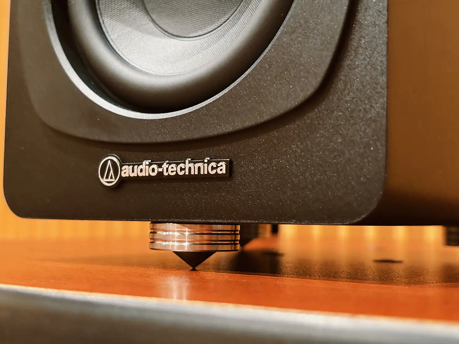 スパイクインシュレーターは、スパイク本体と受けのセットで性能を発揮するもので、どちらか一方だけの使用は非推奨