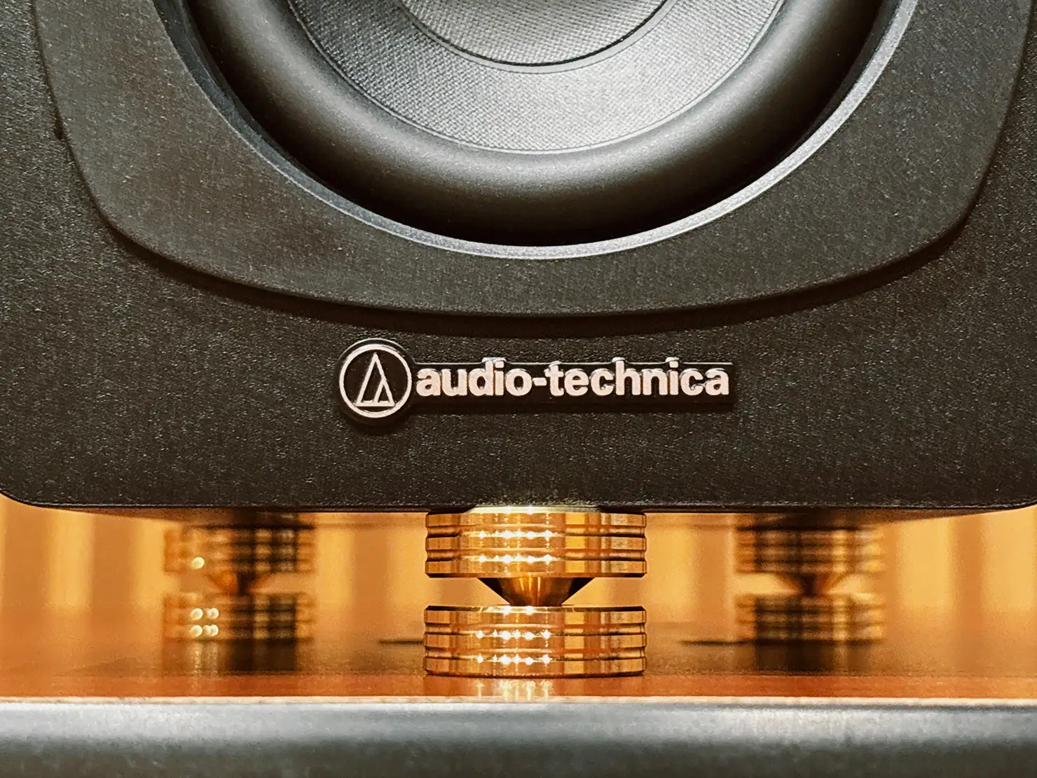 音はSTに比べるとやや中域〜低域にかけて厚みが加わり、パワフルかつどっしりと安定したサウンド傾向