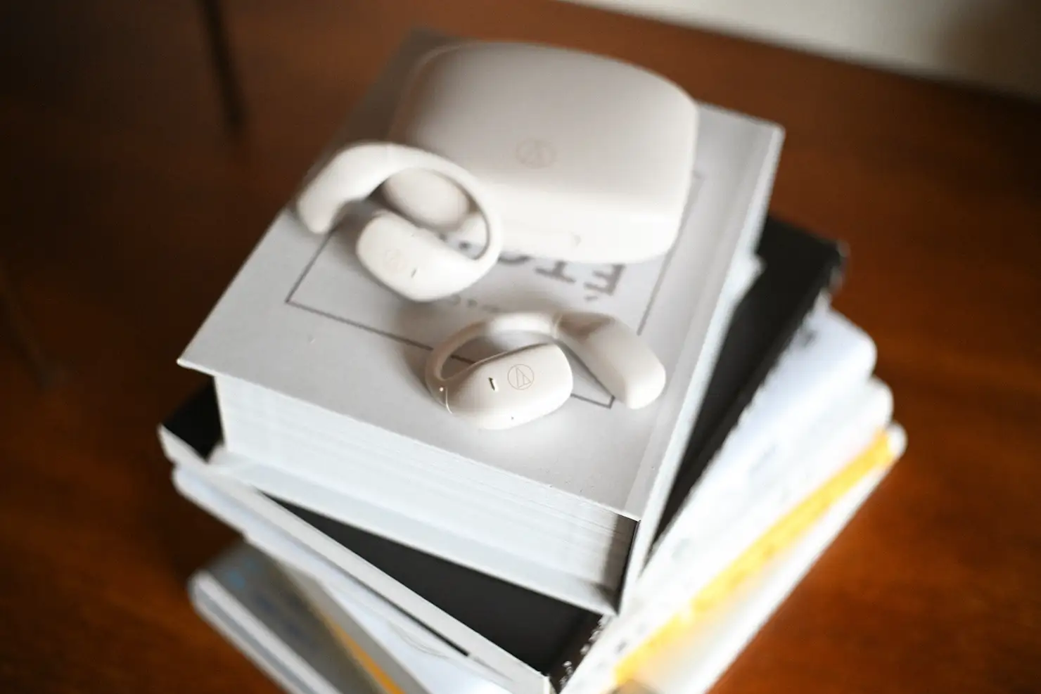 今こそ始めたい、オープンイヤーで“聴く読書”。忙しない日常に物語を