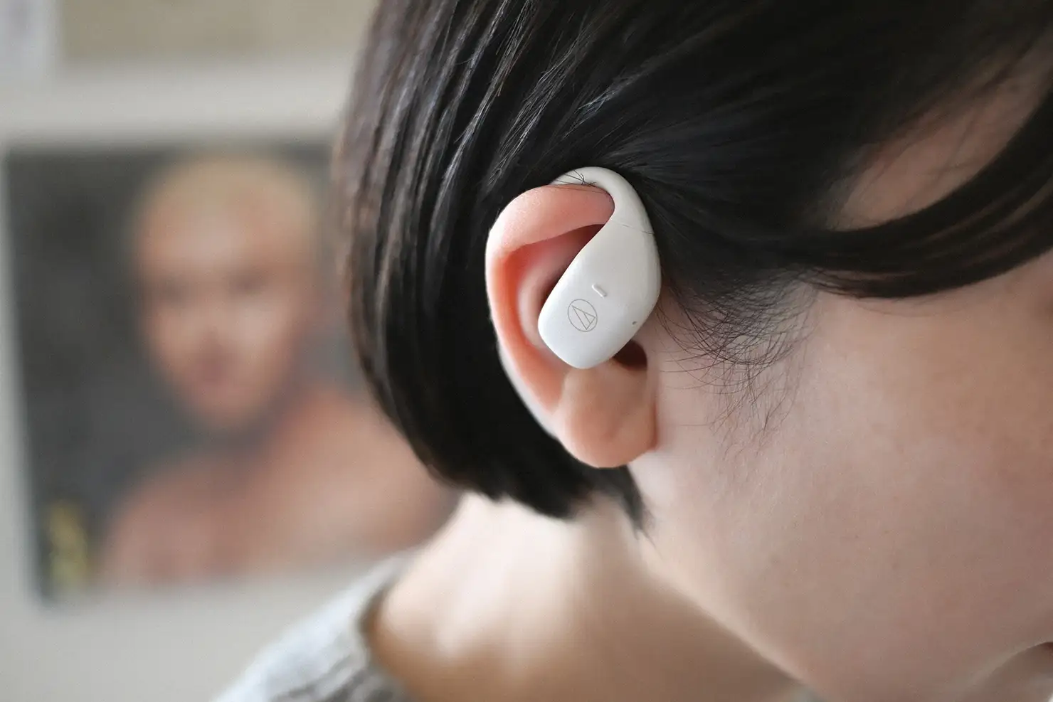 オープンイヤーには様々な装着スタイルがありますが、ATH-AC5TWは「耳掛けスタイル」