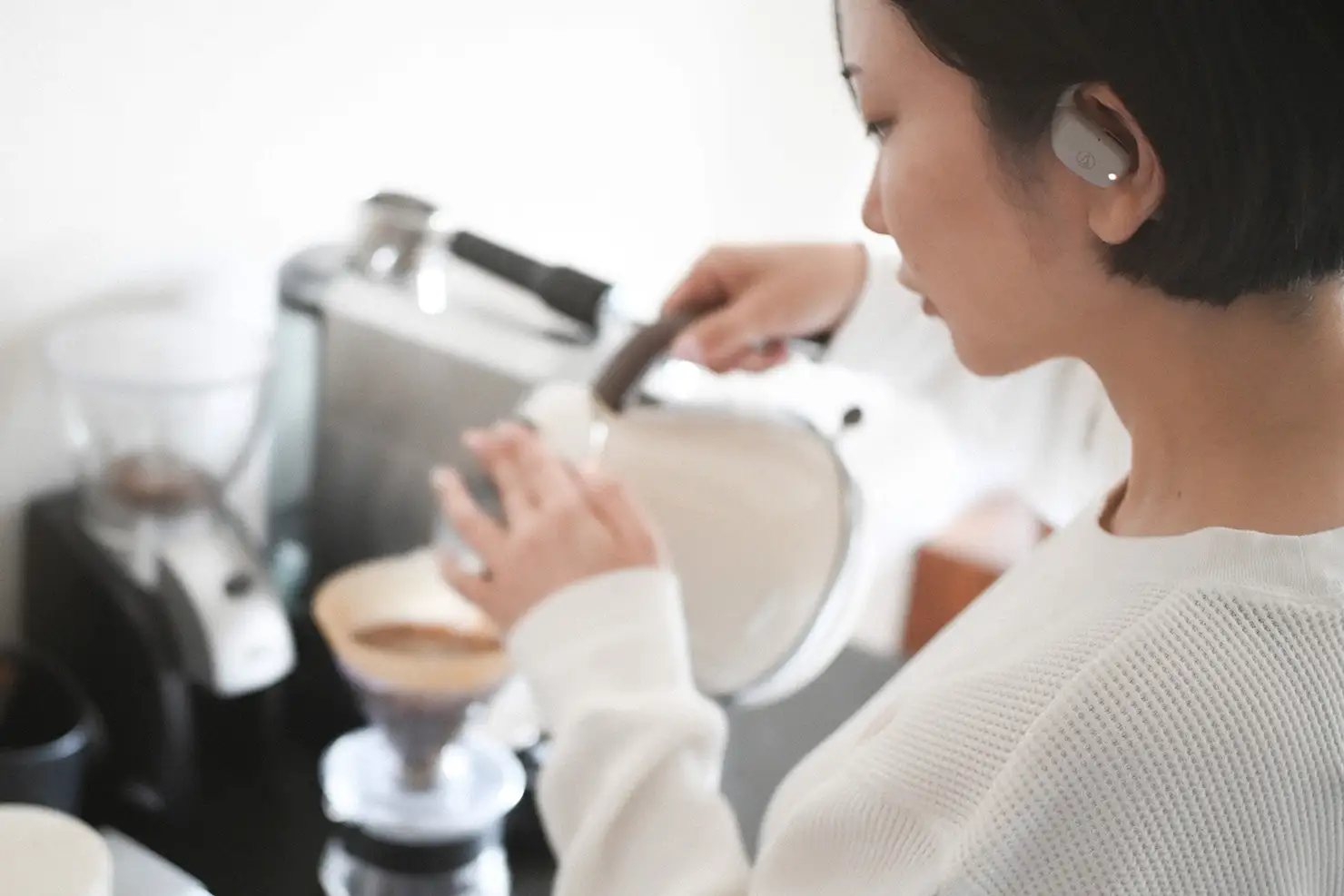 軽やかな着け心地ながらも、そっと耳元にフィットするので、一日中活躍