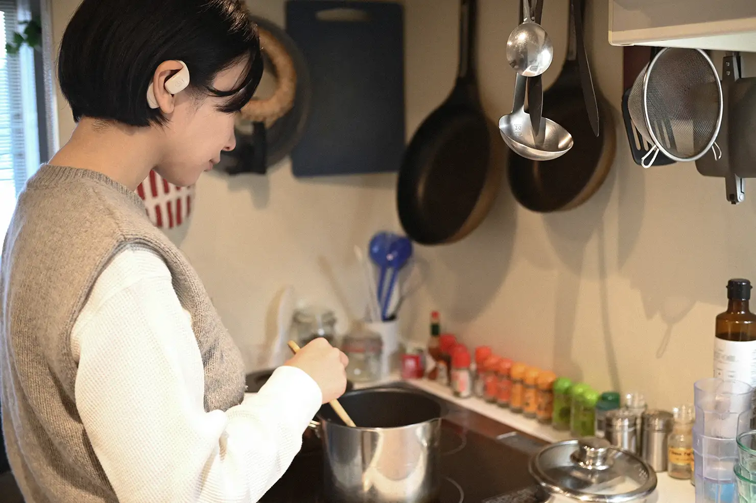 周りの音はしっかり聴こえるので、インターホンの音や声掛けにも対応できます