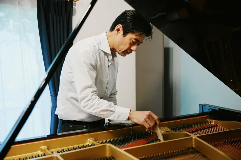 「音を整える」の先にあるもの。按田泰司に聞く、ピアノ調律師という仕事