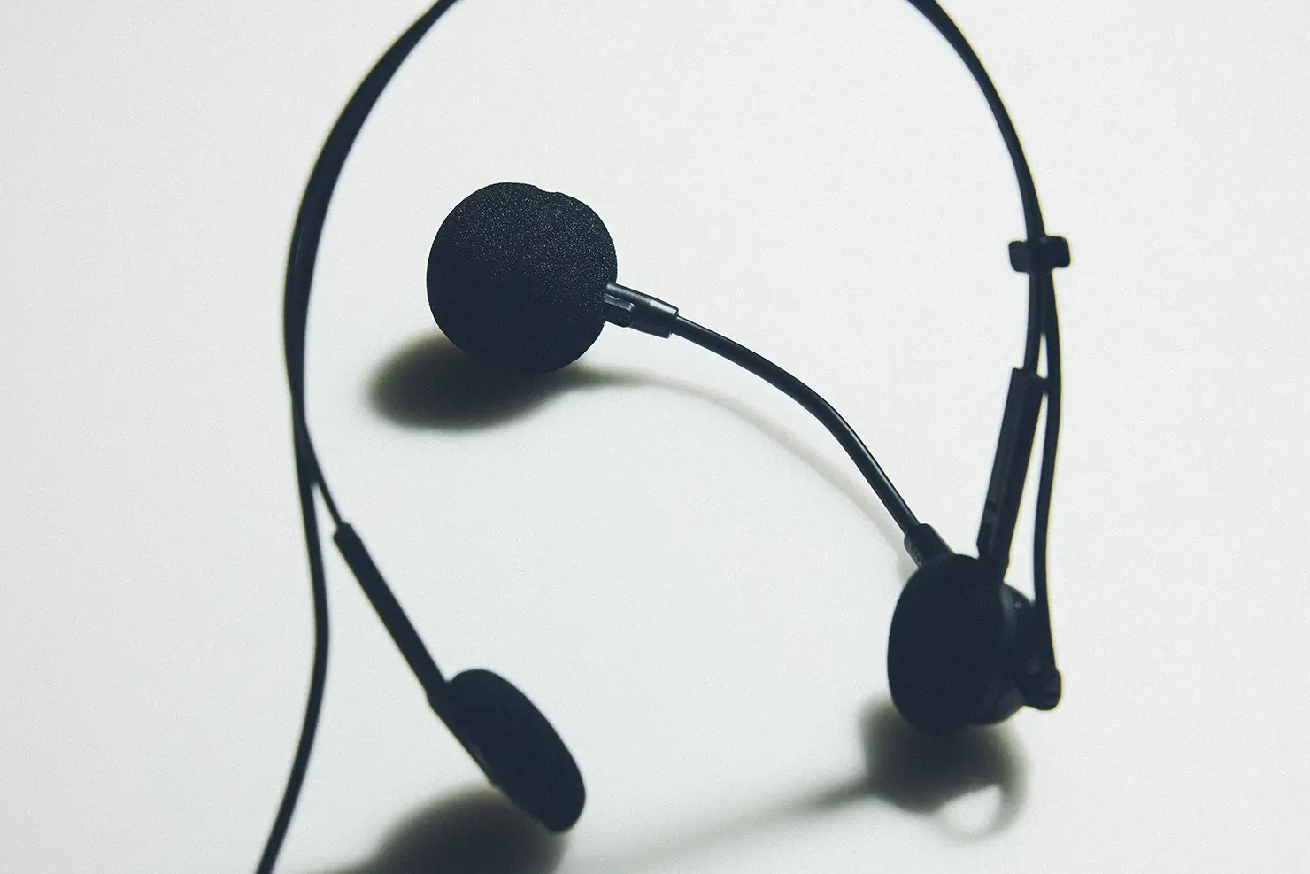 フレキシブルアームを使って角度を自由に変えられるだけでなく、左右どちらの側にも取り付けられるので、楽器や使い方に合わせてベストなセッティングが可能